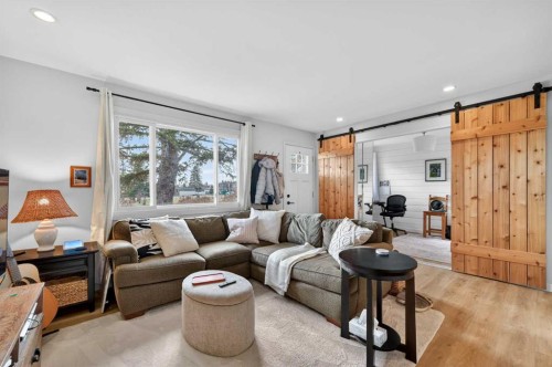32 Beaupre Crescent Nw, Calgary, AB - Indoor Photo Showing Living Room