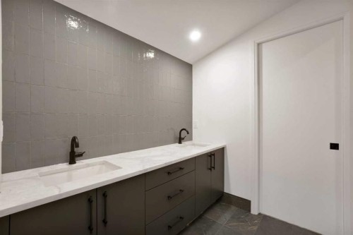 3511 34 Avenue Sw, Calgary, AB - Indoor Photo Showing Bathroom