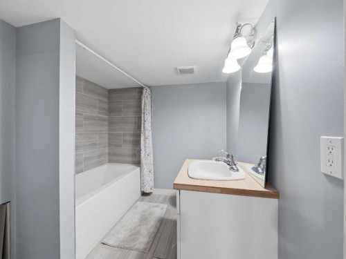 101 Everstone Place Sw, Calgary, AB - Indoor Photo Showing Bathroom