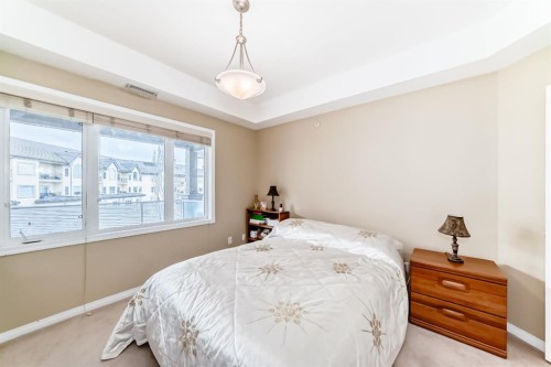 446-15 Everstone Drive Sw, Calgary, AB - Indoor Photo Showing Bedroom