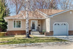 16 Vandoos Gardens NW Calgary, AB T3A 4W4