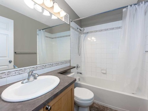 172 Simcoe Place Sw, Calgary, AB - Indoor Photo Showing Bathroom