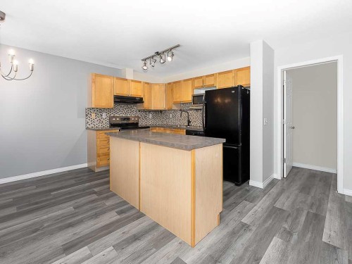 172 Simcoe Place Sw, Calgary, AB - Indoor Photo Showing Kitchen