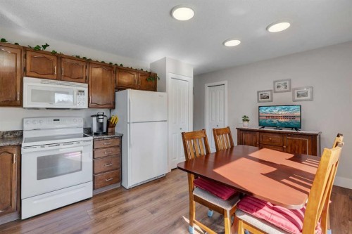20 Ogmoor Crescent Se, Calgary, AB - Indoor Photo Showing Kitchen