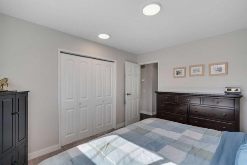 20 Ogmoor Crescent Se, Calgary, AB - Indoor Photo Showing Bedroom