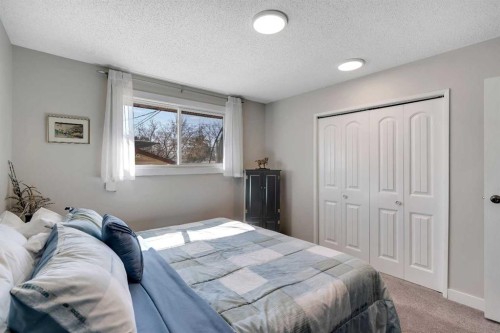 20 Ogmoor Crescent Se, Calgary, AB - Indoor Photo Showing Bedroom