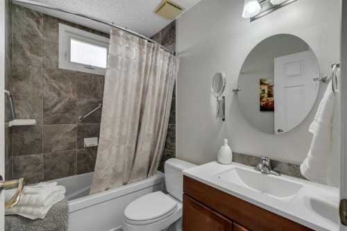 20 Ogmoor Crescent Se, Calgary, AB - Indoor Photo Showing Bathroom