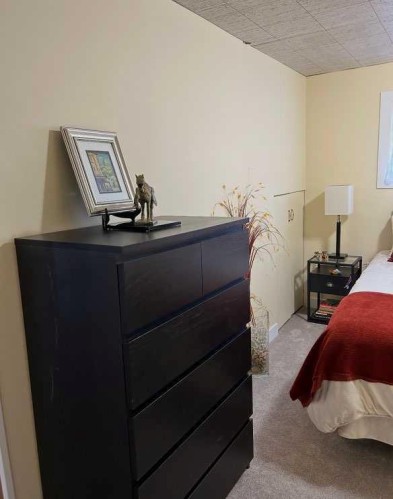 20 Ogmoor Crescent Se, Calgary, AB - Indoor Photo Showing Bedroom