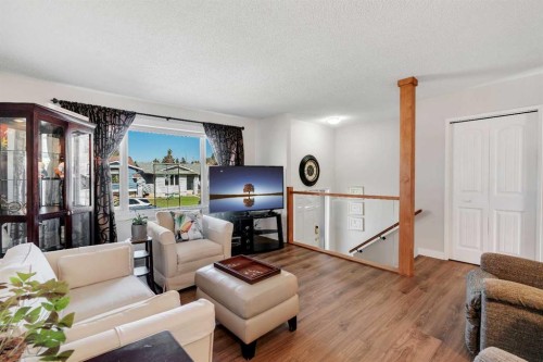20 Ogmoor Crescent Se, Calgary, AB - Indoor Photo Showing Living Room