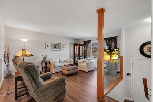20 Ogmoor Crescent Se, Calgary, AB - Indoor Photo Showing Living Room