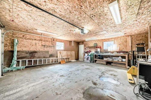 6840 4 Avenue Ne, Calgary, AB - Indoor Photo Showing Garage