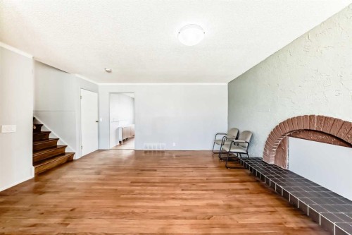 6840 4 Avenue Ne, Calgary, AB - Indoor Photo Showing Other Room