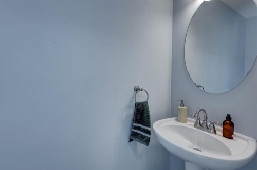 273 Eversyde Boulevard Sw, Calgary, AB - Indoor Photo Showing Bathroom