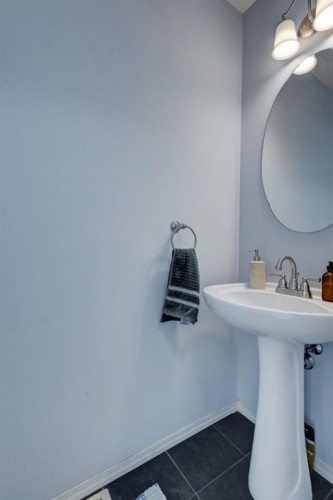 273 Eversyde Boulevard Sw, Calgary, AB - Indoor Photo Showing Bathroom