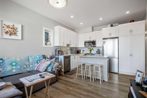 2226 Westmount Road Nw, Calgary, AB - Indoor Photo Showing Kitchen With Upgraded Kitchen