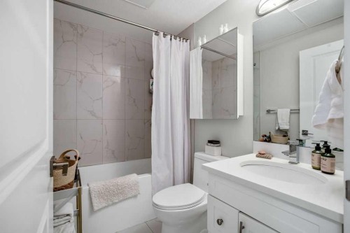 2226 Westmount Road Nw, Calgary, AB - Indoor Photo Showing Bathroom