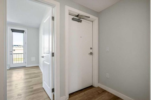 2226 Westmount Road Nw, Calgary, AB - Indoor Photo Showing Other Room