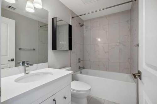 2226 Westmount Road Nw, Calgary, AB - Indoor Photo Showing Bathroom