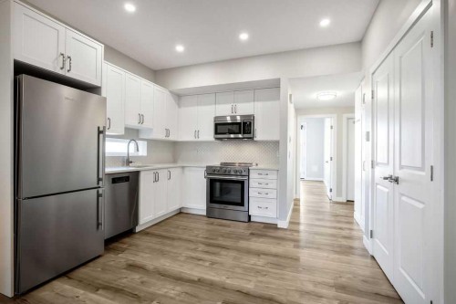 2226 Westmount Road Nw, Calgary, AB - Indoor Photo Showing Kitchen With Upgraded Kitchen