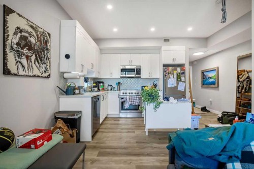 2226 Westmount Road Nw, Calgary, AB - Indoor Photo Showing Kitchen