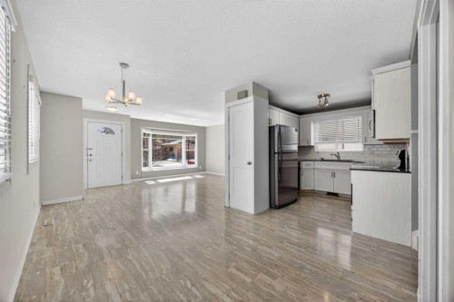 84 Macewan Glen Way Nw, Calgary, AB - Indoor Photo Showing Kitchen