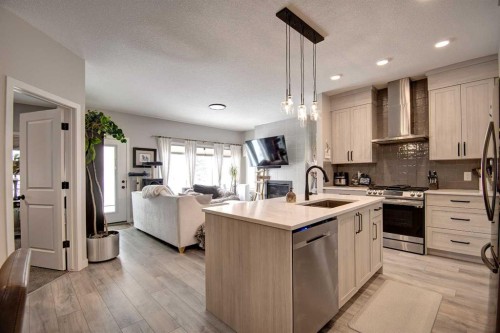 800 Mandalay Link, Carstairs, AB - Indoor Photo Showing Kitchen With Upgraded Kitchen