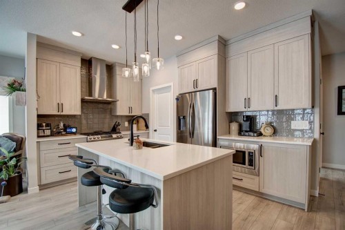 800 Mandalay Link, Carstairs, AB - Indoor Photo Showing Kitchen With Double Sink With Upgraded Kitchen