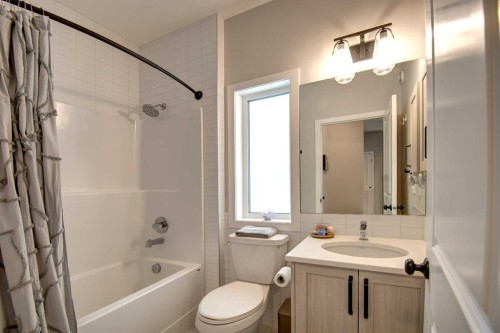 800 Mandalay Link, Carstairs, AB - Indoor Photo Showing Bathroom