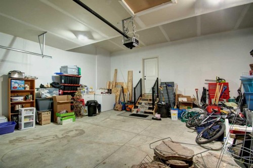800 Mandalay Link, Carstairs, AB - Indoor Photo Showing Garage