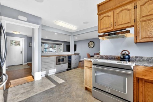 316 Wascana Crescent Se, Calgary, AB - Indoor Photo Showing Kitchen