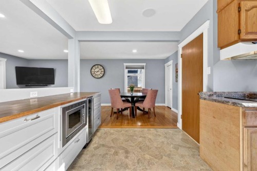 316 Wascana Crescent Se, Calgary, AB - Indoor Photo Showing Kitchen