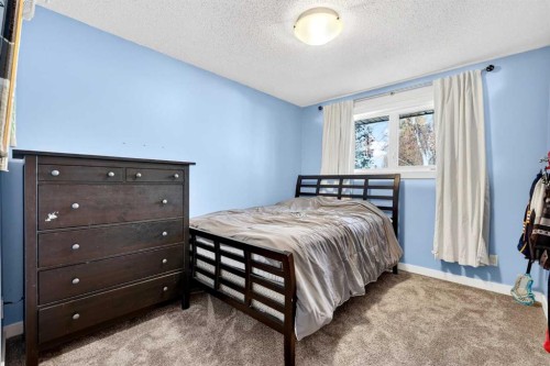 316 Wascana Crescent Se, Calgary, AB - Indoor Photo Showing Bedroom