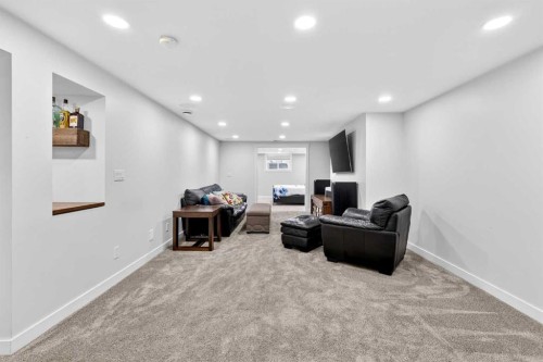 316 Wascana Crescent Se, Calgary, AB - Indoor Photo Showing Other Room