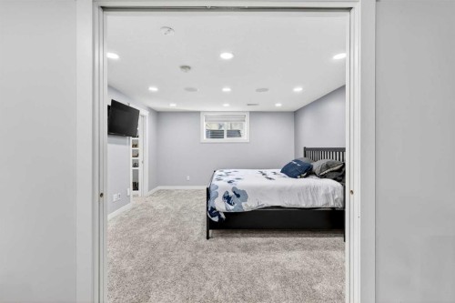 316 Wascana Crescent Se, Calgary, AB - Indoor Photo Showing Bedroom