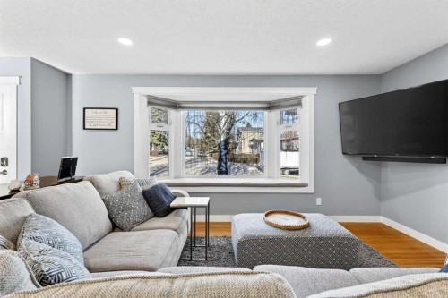 316 Wascana Crescent Se, Calgary, AB - Indoor Photo Showing Living Room