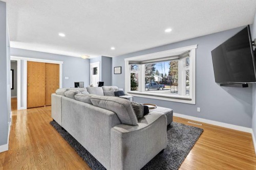 316 Wascana Crescent Se, Calgary, AB - Indoor Photo Showing Living Room