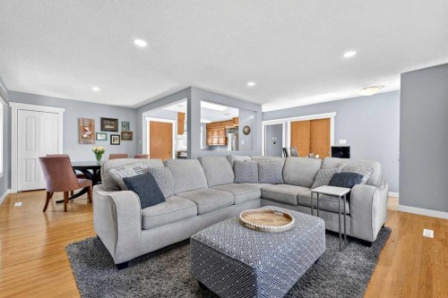 316 Wascana Crescent Se, Calgary, AB - Indoor Photo Showing Living Room