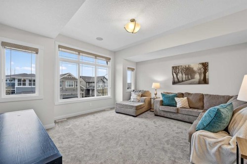 19 Cranbrook Crescent Se, Calgary, AB - Indoor Photo Showing Living Room