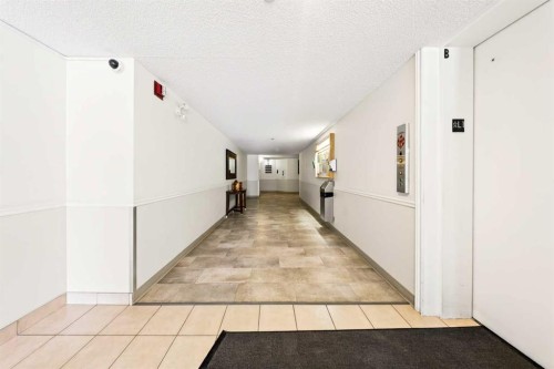 3402-3402 Hawksbrow Point Nw, Calgary, AB - Indoor Photo Showing Other Room