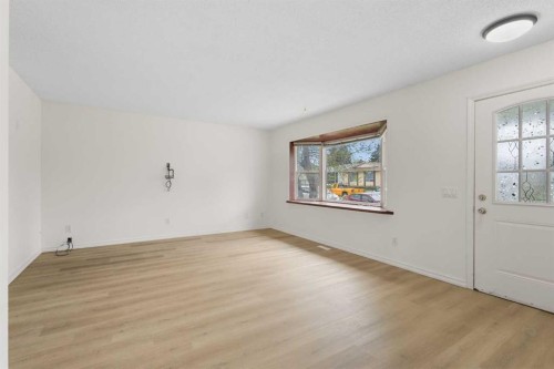 268 Madeira Place Ne, Calgary, AB - Indoor Photo Showing Other Room