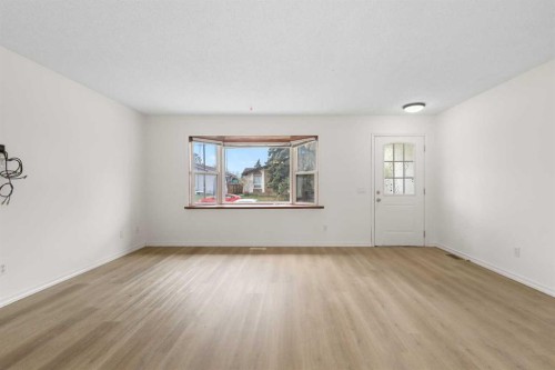 268 Madeira Place Ne, Calgary, AB - Indoor Photo Showing Living Room