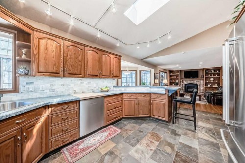 29 Deer River Green Se, Calgary, AB - Indoor Photo Showing Kitchen