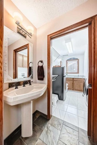 29 Deer River Green Se, Calgary, AB - Indoor Photo Showing Bathroom