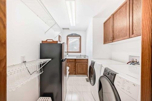 29 Deer River Green Se, Calgary, AB - Indoor Photo Showing Laundry Room