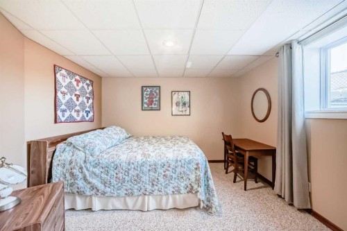 29 Deer River Green Se, Calgary, AB - Indoor Photo Showing Bedroom
