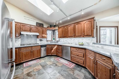 29 Deer River Green Se, Calgary, AB - Indoor Photo Showing Kitchen