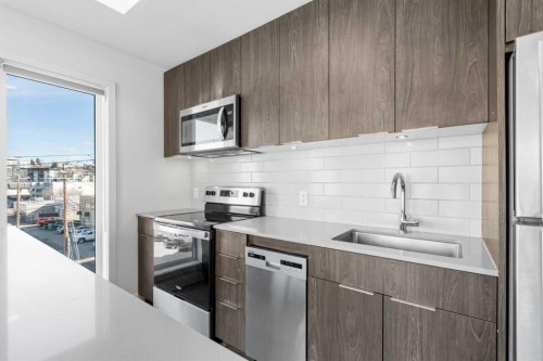 401-455 1 Avenue Ne, Calgary, AB - Indoor Photo Showing Kitchen With Stainless Steel Kitchen With Upgraded Kitchen