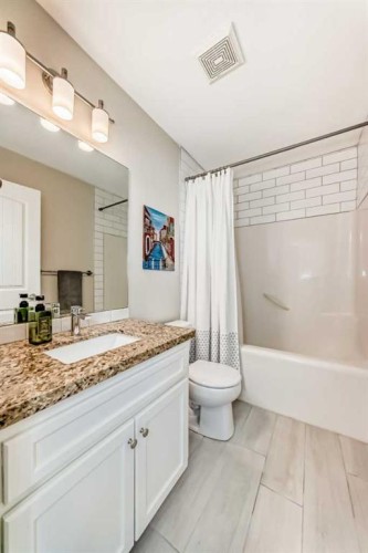 127 Cimarron Park Circle, Okotoks, AB - Indoor Photo Showing Bathroom
