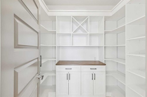 2011 48 Avenue Sw, Calgary, AB - Indoor With Storage