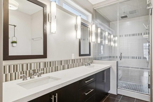 2011 48 Avenue Sw, Calgary, AB - Indoor Photo Showing Bathroom